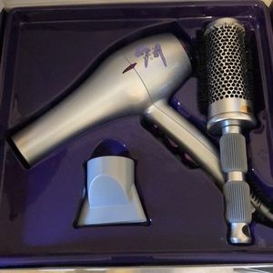 Monat Blow dryer and Brush set